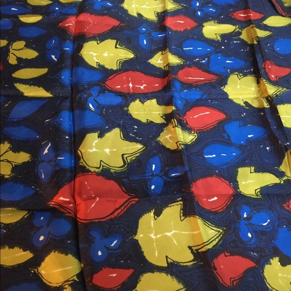 Like New! VINTAGE VERA SILK MULTI COLORED HANDROLLED SCARF - Picture 5 of 5